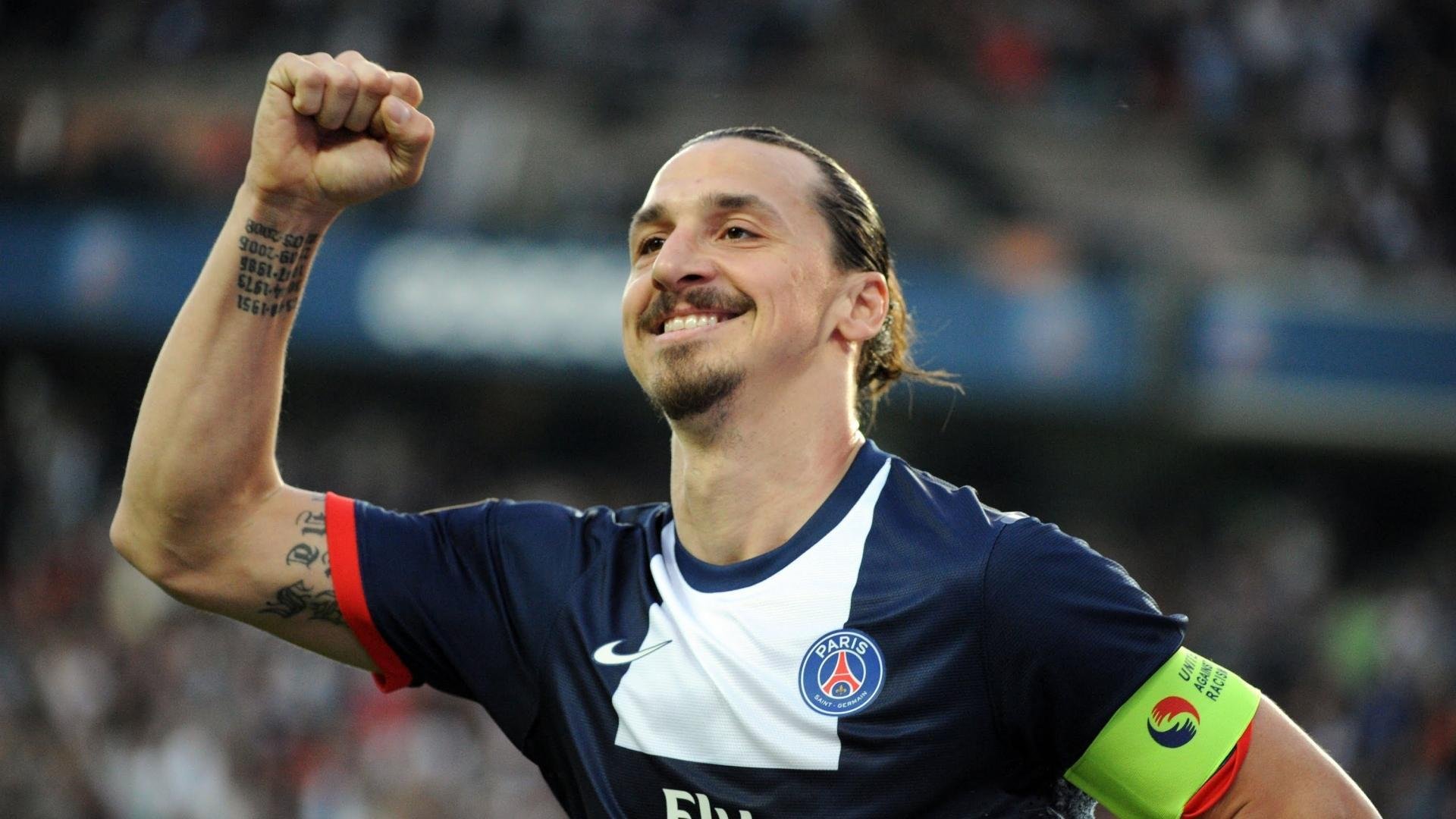 世界犬拉雪橇锦标赛 北欧赛段气温-20℃ 选手与雪橇犬共同挑战极限